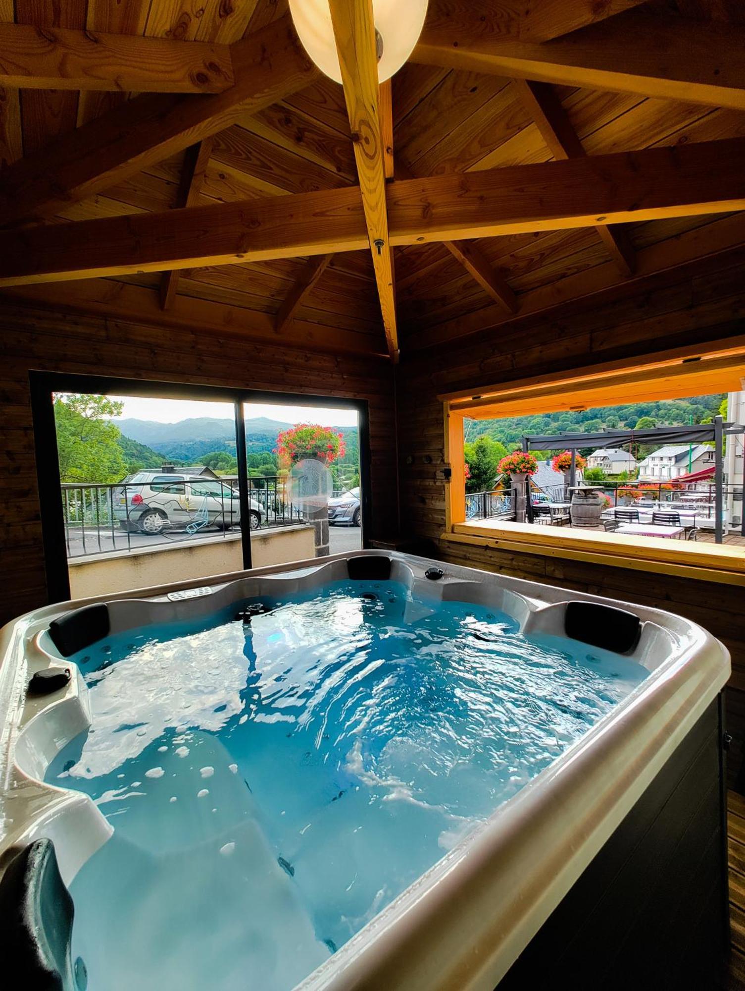 Logis Hotel Le Beau Site Шамбон-сюр-Лак Экстерьер фото