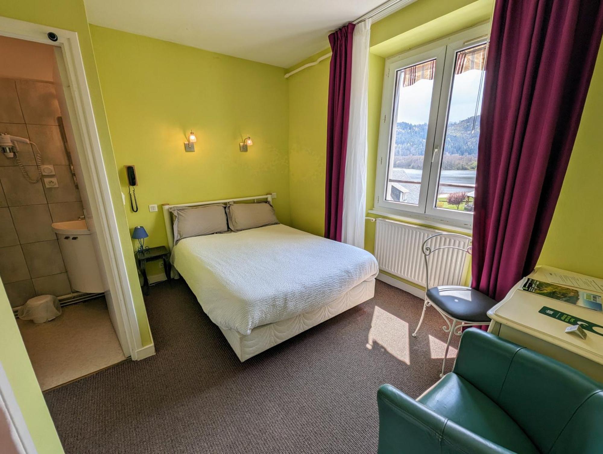 Logis Hotel Le Beau Site Шамбон-сюр-Лак Экстерьер фото