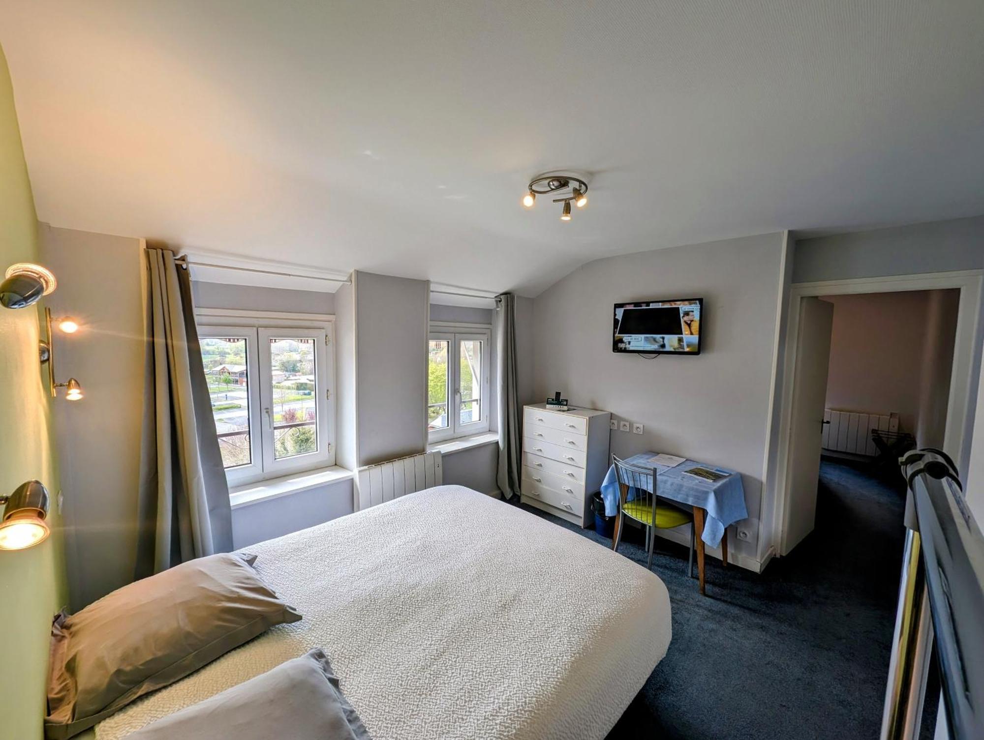 Logis Hotel Le Beau Site Шамбон-сюр-Лак Экстерьер фото