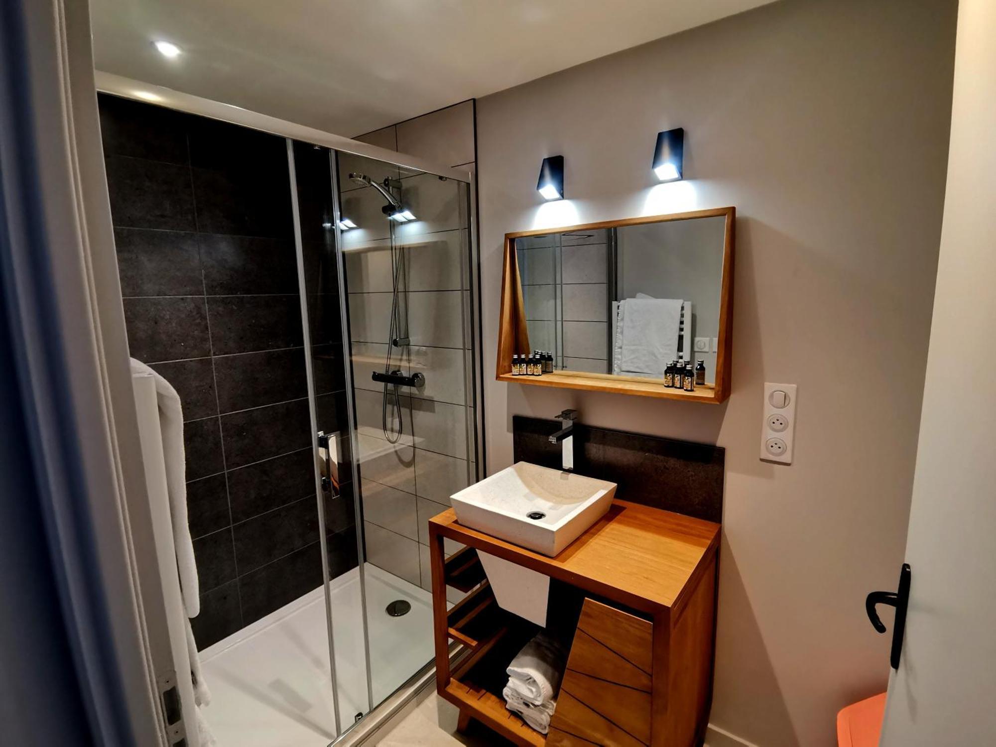 Logis Hotel Le Beau Site Шамбон-сюр-Лак Экстерьер фото
