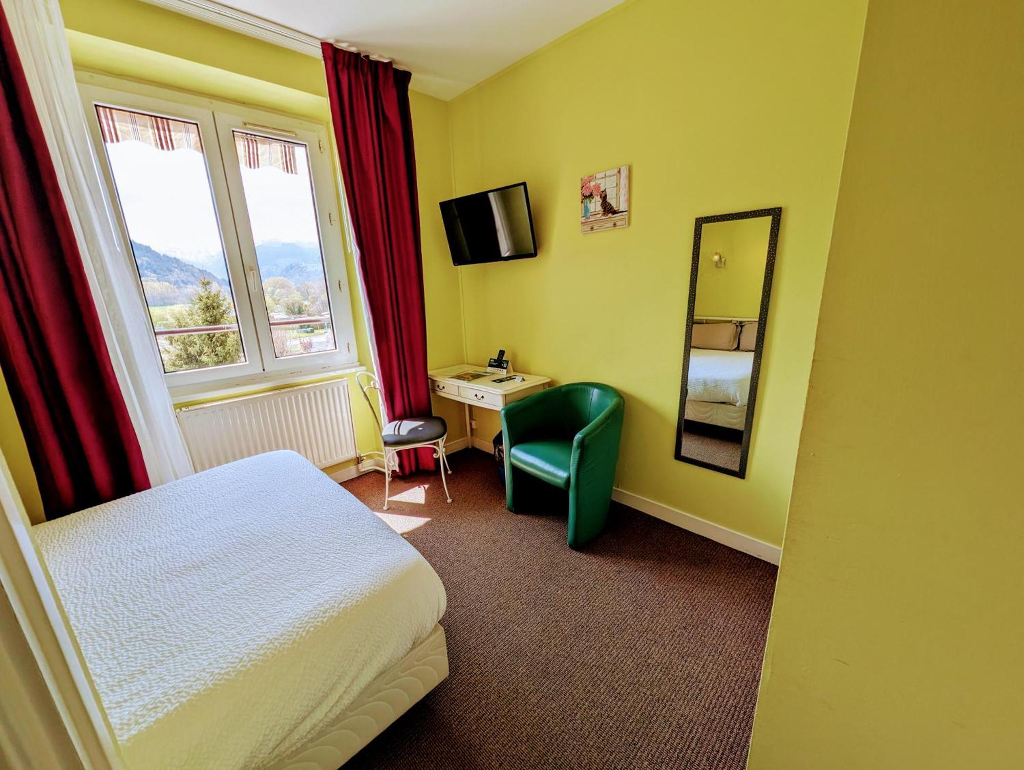 Logis Hotel Le Beau Site Шамбон-сюр-Лак Экстерьер фото