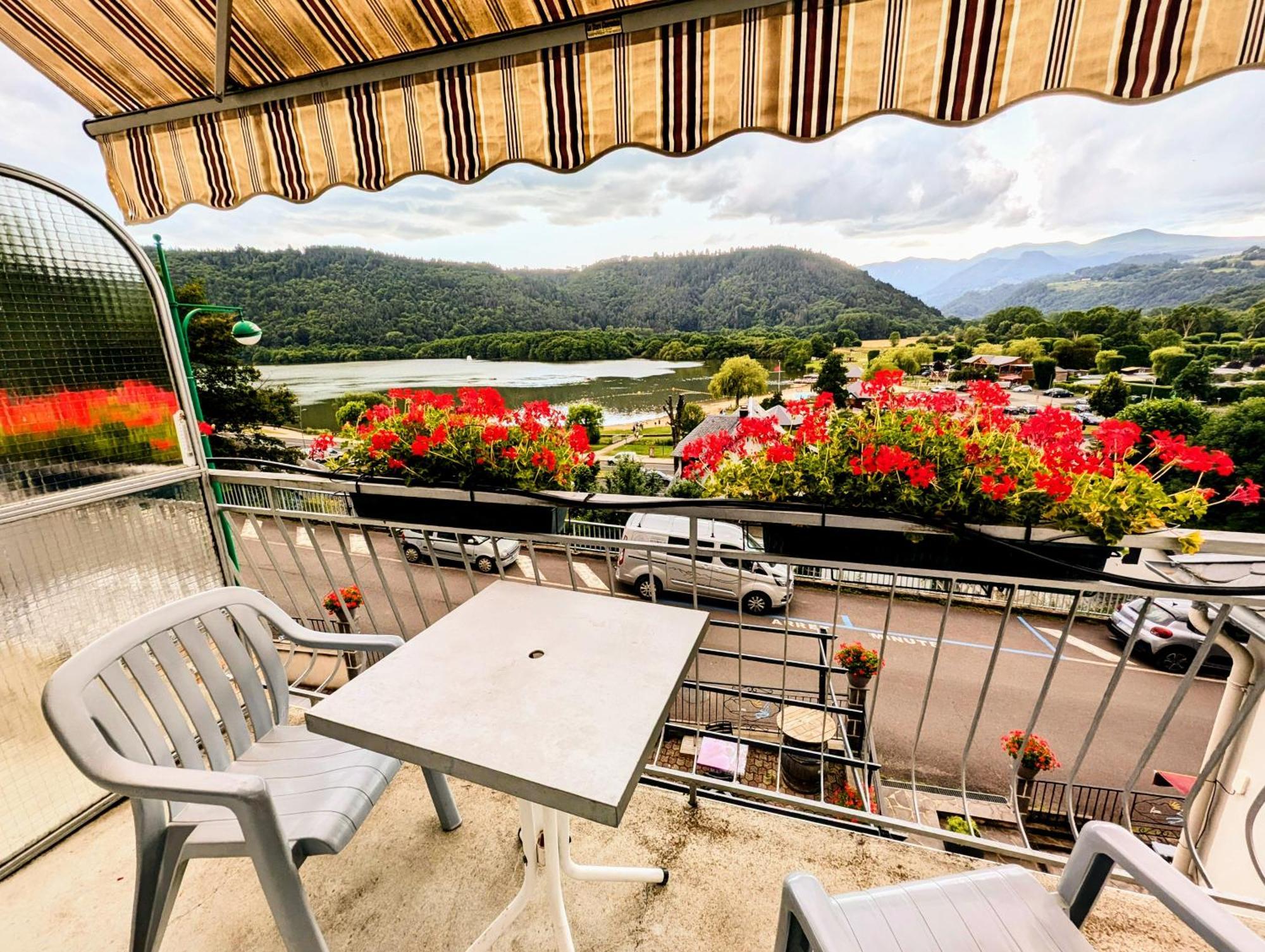Logis Hotel Le Beau Site Шамбон-сюр-Лак Экстерьер фото